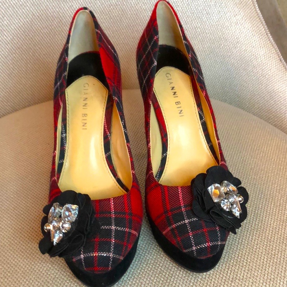 GIANNI BINI Size 8 Red Plaid Platform heels with Jewel flower.